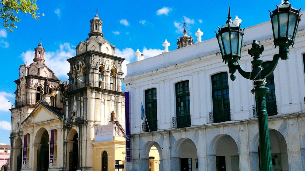 Die Plaza San Martin mit Blick auf Cabildo und die Kathedrale von Córdoba. | Bildquelle: BR/SWR/B. Kreisel