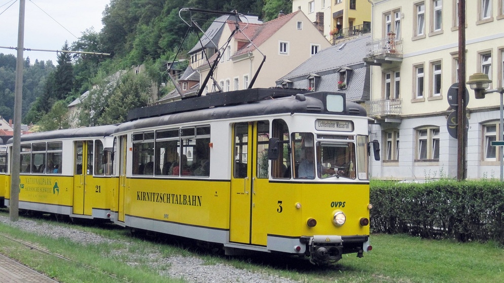 Die Überlandstraßenbahn Kirnitzschtalbahn. Sie bringt Kurlauber in eines der schönsten Wandergebiete der Sächsichen Schweiz. | Bildquelle: BR/SWR