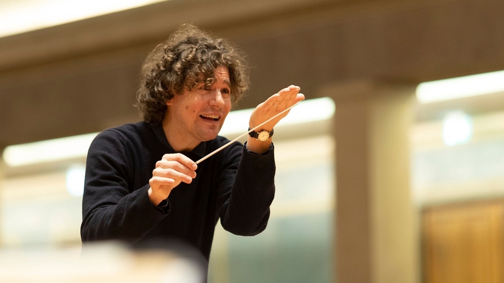 Robin Ticciati ist Chefdirigent des Deutschen Symphonie-Orchesters Berlin. Beim Symphonieorchester des Bayerischen Rundfunks debütierte er bereits schon 2014. | Bildquelle: BR/Astrid Ackermann