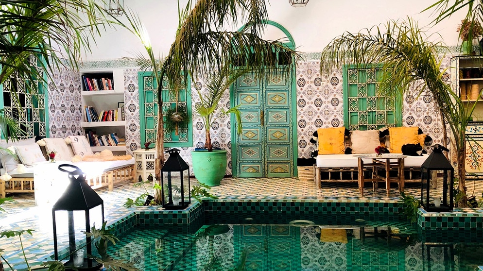 Die äußerlich oft unscheinbaren, traditionellen Häuser der Altstadt von Marrakesch entpuppen sich oft als traumhafte Riads mit traditioneller Kachelkunst auf Wänden und Böden. | Bildquelle: BR/NDR/Sebastian Bellwinkel