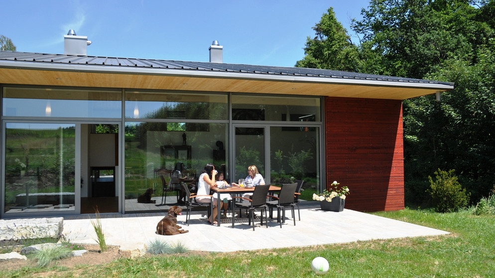 Das weit überstehende Dach sorgt für Sonnenschutz auf der Terrasse. | Bildquelle: BR/Sabine Reeh