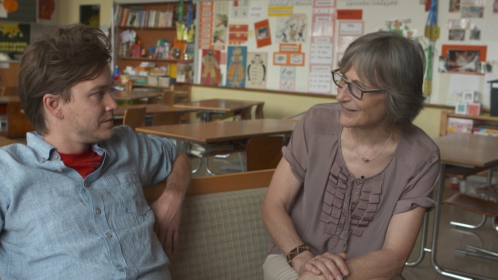 Nina und Michael wollen wissen, wie sich Kinder in der Schulzeit verändern. Mit welchen Eindrücken und Anforderungen werden sie konfrontiert und wie wirkt sich der Leistungsdruck auf die Persönlichkeitsentwicklung aus? | Bildquelle: BR/INTER/AKTION GmbH