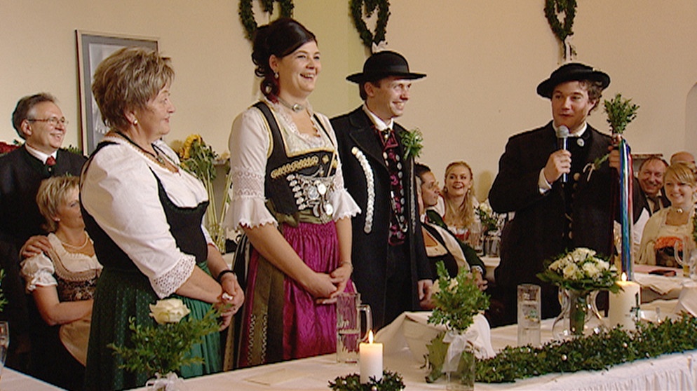 Ehrmutter, Brautpaar und Hochzeitslader beim Abdanken und Ehren. | Bildquelle: Honorarfrei lediglich für Ankündigungen und Veröffentlichungen im Zusammenhang mit obiger BR-Sendung bei Nennung: "Bild: BR". Andere Verwendungen nur nach entsprechender vorheriger schriftlicher Vereinbarung mit dem BR-Bildarchiv, Tel. 089 / 5900 10580, Fax: 089 / 5900 10585, Mail: Pressestelle.Foto@br.de