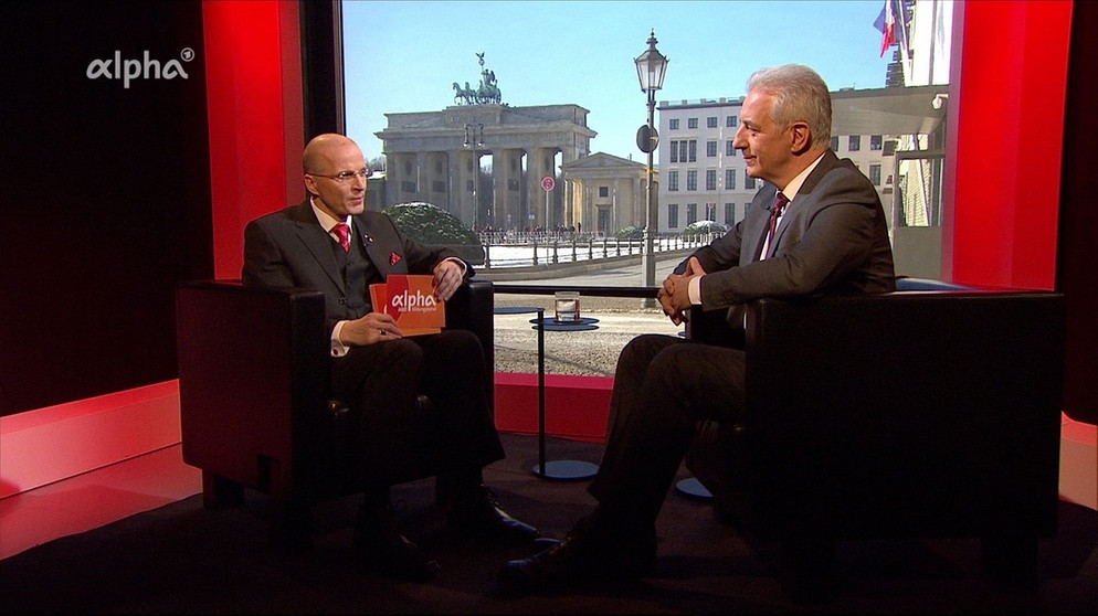 Moderator Werner Reuß im Gespräch mit Stanislaw Tillich (Ministerpräsident Freistaat Sachsen, Präsident des Bundesrates). | Bildquelle: Honorarfrei lediglich für Ankündigungen und Veröffentlichungen im Zusammenhang mit obiger BR-Sendung bei Nennung: "Bild: BR". Nutzung im Social Media-Bereich, sowie inhaltlich andere Verwendungen nur nach vorheriger schriftlicher Vereinbarung mit dem BR-Bildarchiv, Tel. 089 / 5900 10580, Fax 089 / 5900 10585, Mail Pressestelle.foto@br.de