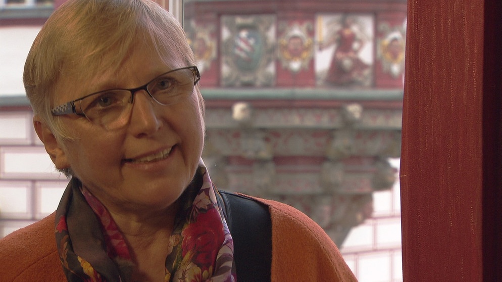 Der Buchhändlerin Irmgard Clausen liegt viel an der Erhaltung der Innenstadt von Coburg, sie war Mitkämpferin des Projektes "Neues-Innenstadt-Konzept". Außerdem bekam sie 2010 die Auszeichnung "Buchhändlerin des Jahres". | Bildquelle: Honorarfrei lediglich für Ankündigungen und Veröffentlichungen im Zusammenhang mit obiger BR-Sendung bei Nennung: "Bild: BR". Nutzung im Social Media-Bereich sowie inhaltlich andere Verwendungen nur nach vorheriger schriftlicher Vereinbarung mit dem BR-Bildmanagement, Tel. 089 / 5900 10580, Fax 089 / 5900 10585, Mail Bildmanagement@br.de
