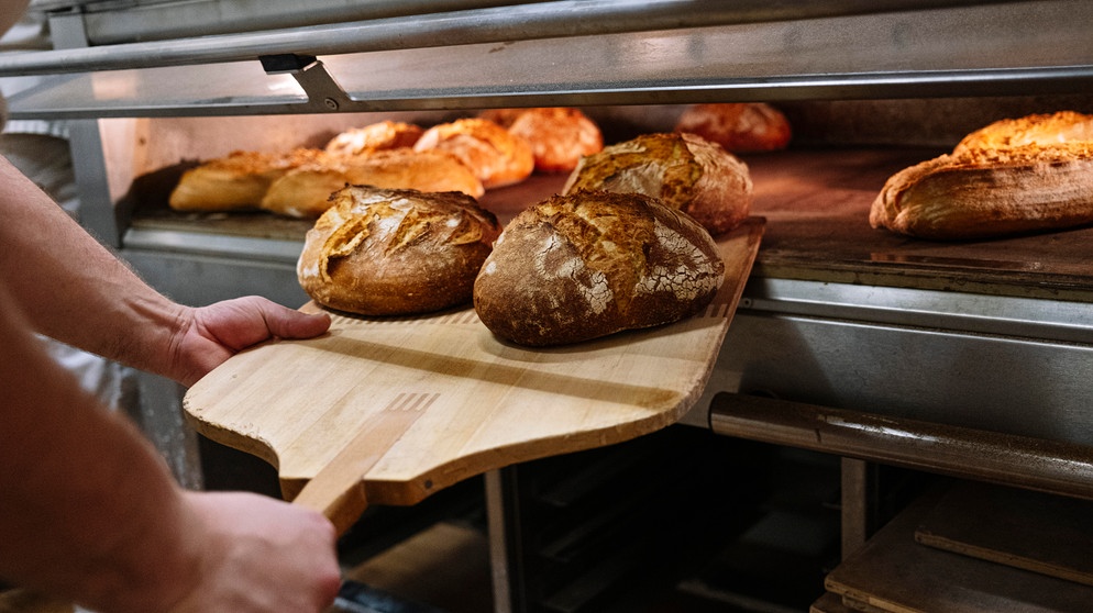 Brot wird aus Backofen geholt | Bildquelle: picture-alliance/dpa