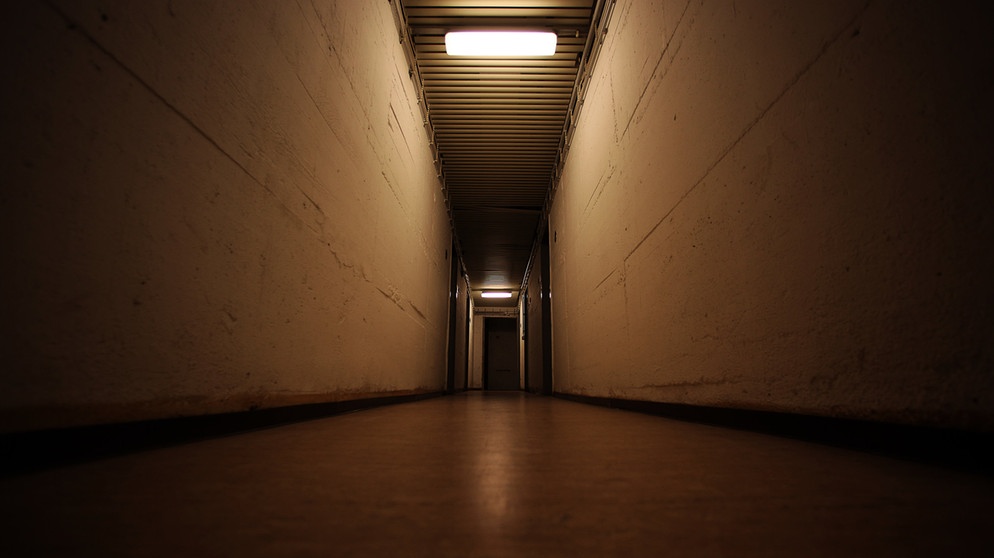 Blick in einen Gang des ehemaligen Bunkers der rheinland-pfälzischen Landesregierung in Alzey.  | Bildquelle: dpa-Bildfunk/Fredrik von Erichsen