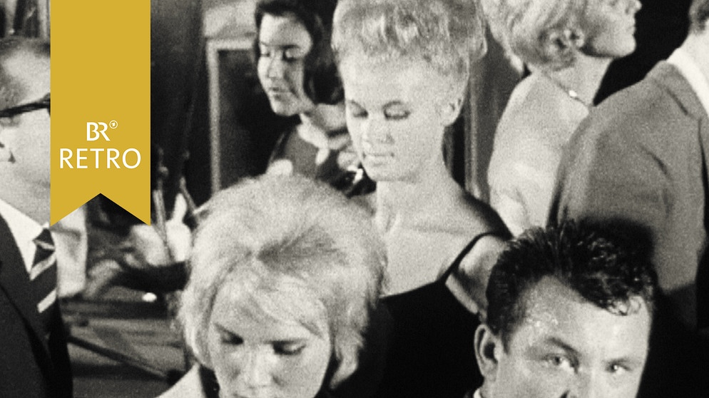 Junge Menschen tanzen zur Musik von Les Chakachas und schwitzen. | Bildquelle: BR Archiv 