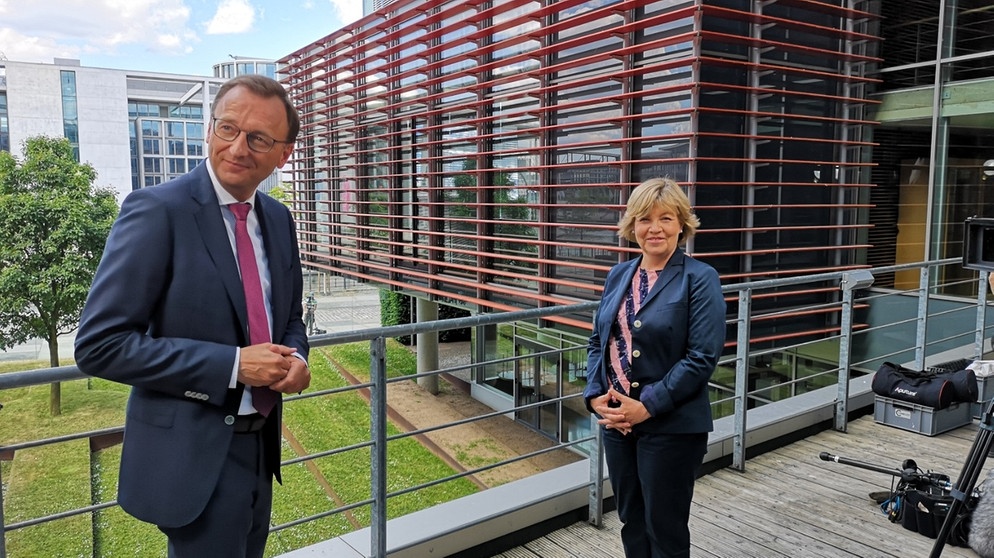 Der Bundestagsabgeordnete Josef Oster (CDU) aus Koblenz, Mitglied im Petitionsausschuss des Deutschen Bundestages, und Prof. Dr. Andrea Römmele, Professorin für Politische Kommunikation an der Hertie School of Governance in Berlin  | Bildquelle: BR/Stefan Zanev