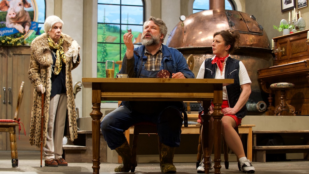 Quirin Großschädel (Dieter Fischer) mit Gräfin Odette von Hackenstein (Heide Ackermann, l.) und Ex-Frau Eva Großschädel (Bettina Redlich) | Bildquelle: BR/Peter Samer