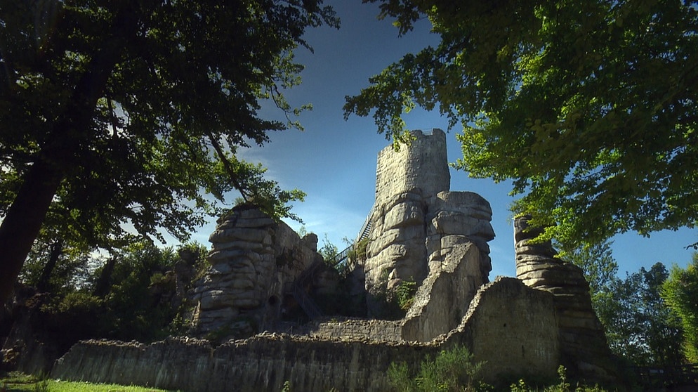 Die Burgruine Weissenstein im Steinwald. Der Naturpark liegt zwischen Weiden und Bayreuth. | Bildquelle: BR/Thomas Katze