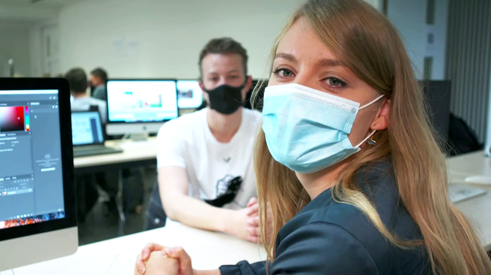 Sabine Pusch schaut bei den Studierenden von "Game Design und Management" an der Hochchule Fresenius in München vorbei | Bildquelle: BR