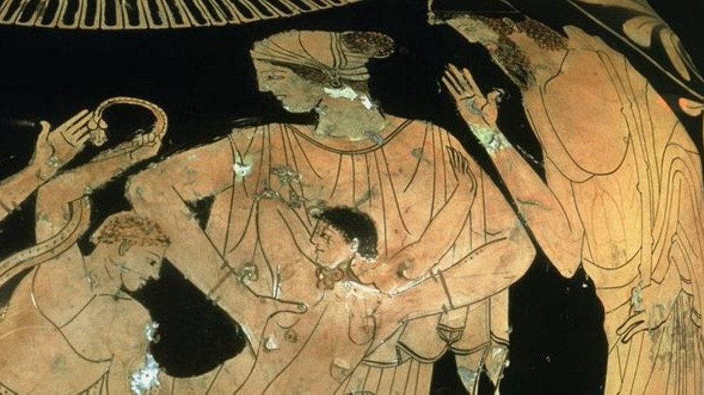Griechische Vasenmalerei - Herakles als Säugling erwürgt die Schlangen,  rechts seine Mutter Alkmene mit seinem Zwillingsbruder Iphikles, rechts außen Amphitryon. | Bildquelle: picture-alliance/dpa