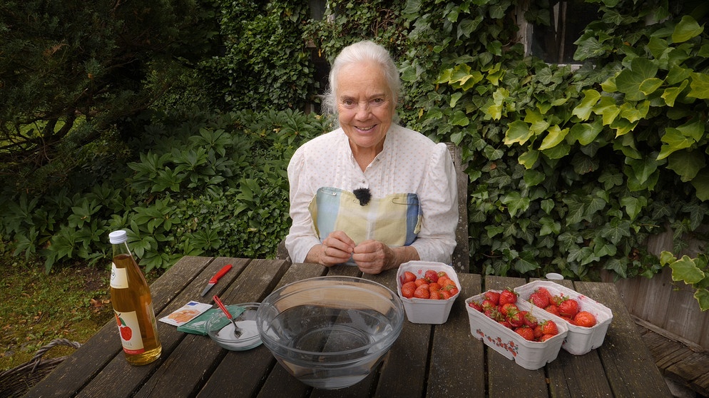 Dahoam is Dahoam: Uri macht Erdbeeren haltbar - mit Natron und Apfelessig. | Bildquelle: BR