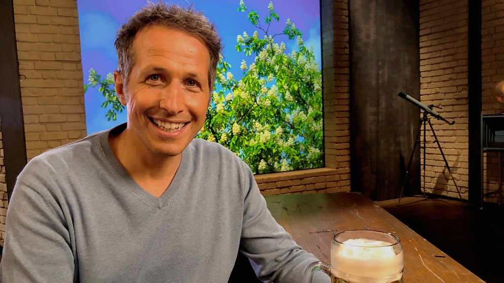 "Gut zu wissen"-Moderator Willi Weitzel mit Maß Bier und im Hintergrund Kastanienbaum.  | Bildquelle: BR/Gut zu wissen
