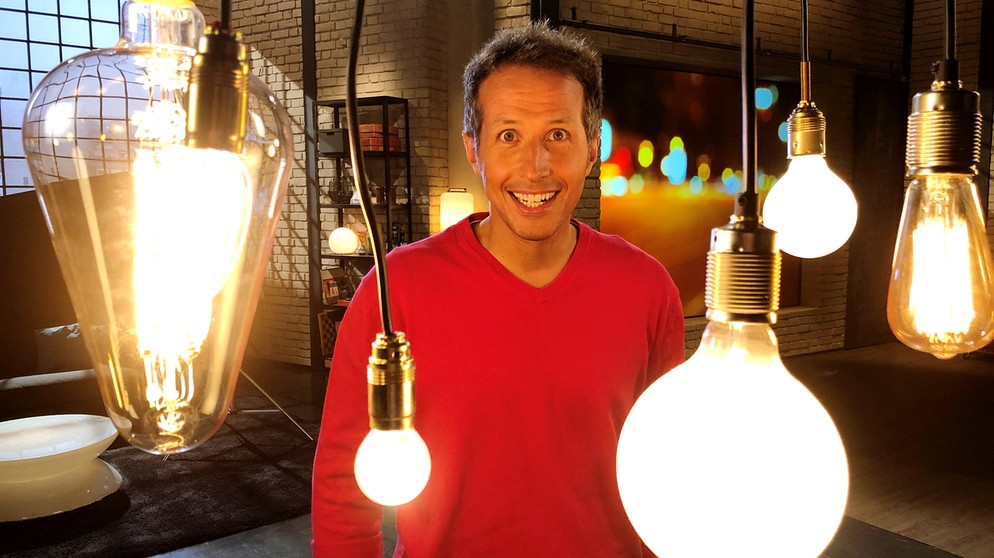 Gut zu wissen-Moderator Willi Weitzel mit vielen hellen Lampen im Studio. Ein Thema der Sendung: Mit Apps gegen  Lichtverschmutzung.   | Bildquelle: BR/Gut zu wissen