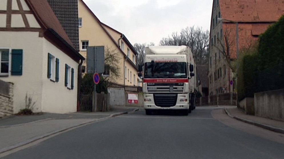 LKW auf Landstrasse | Bildquelle: Bayerischer Rundfunk