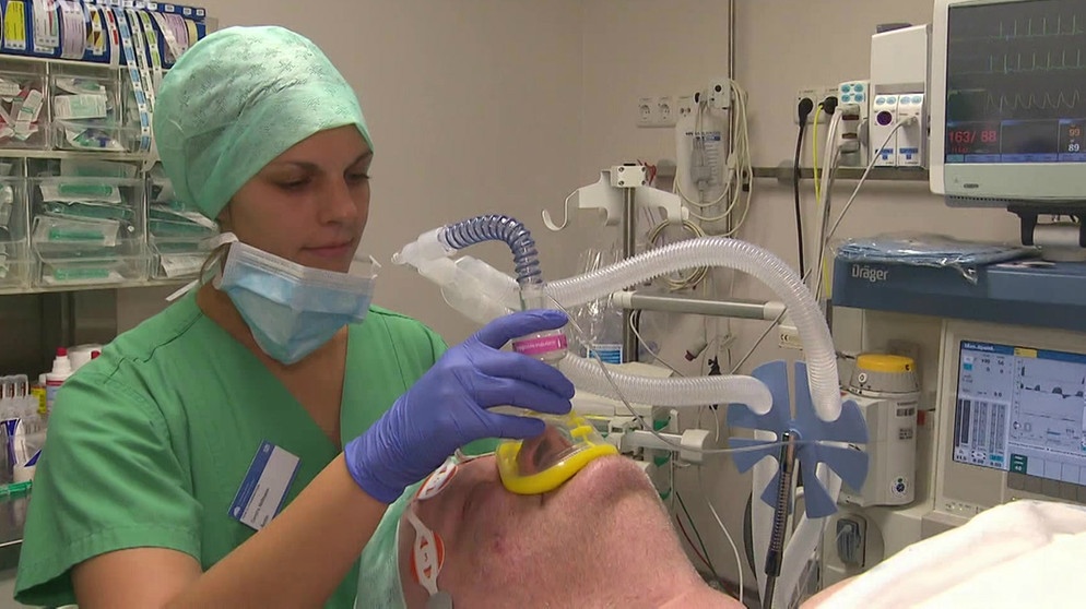 Anästhesistin bei der Arbeit | Bildquelle: Bayerischer Rundfunk