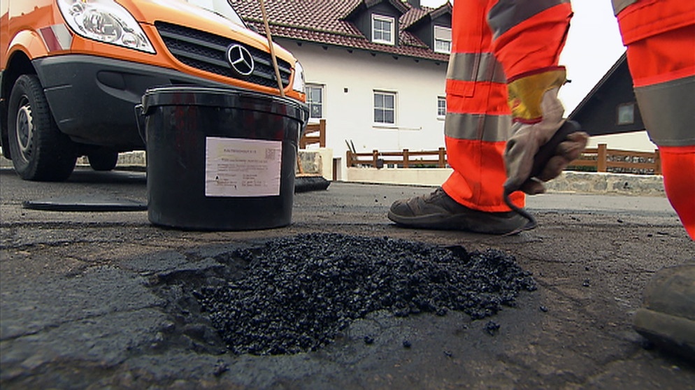 Schlagloch wird ausgessert | Bildquelle: Bayerischer Rundfunk