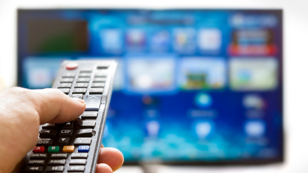 Internet auf dem Fernseher: Fernbedienung zeigt auf Smart-TV | Bildquelle: colourbox.com