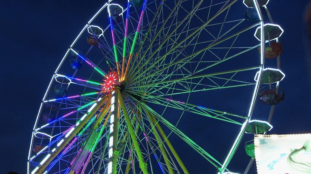 Weithin sichtbar im Rottal ist das Riesenrad des Karpfhamer Fests. | Bildquelle: BR/Dieter Nothhaft und Achim Hepers