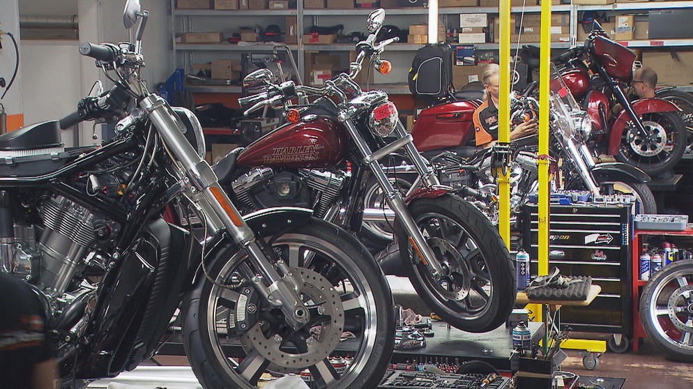 KFZ-Mechatroniker Motorradtechnik | Bildquelle: BR