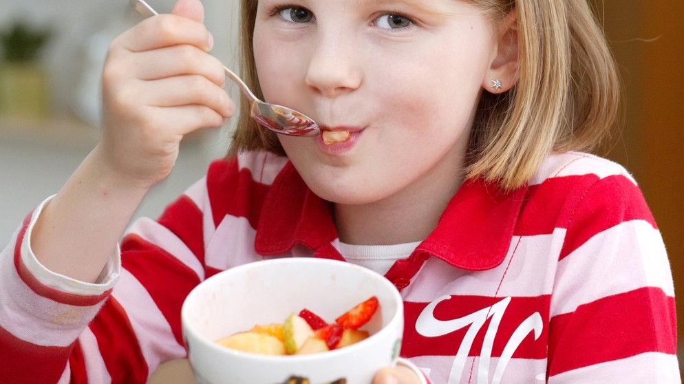 Dem Mädchen schmeckt es | Bildquelle: picture-alliance/dpa