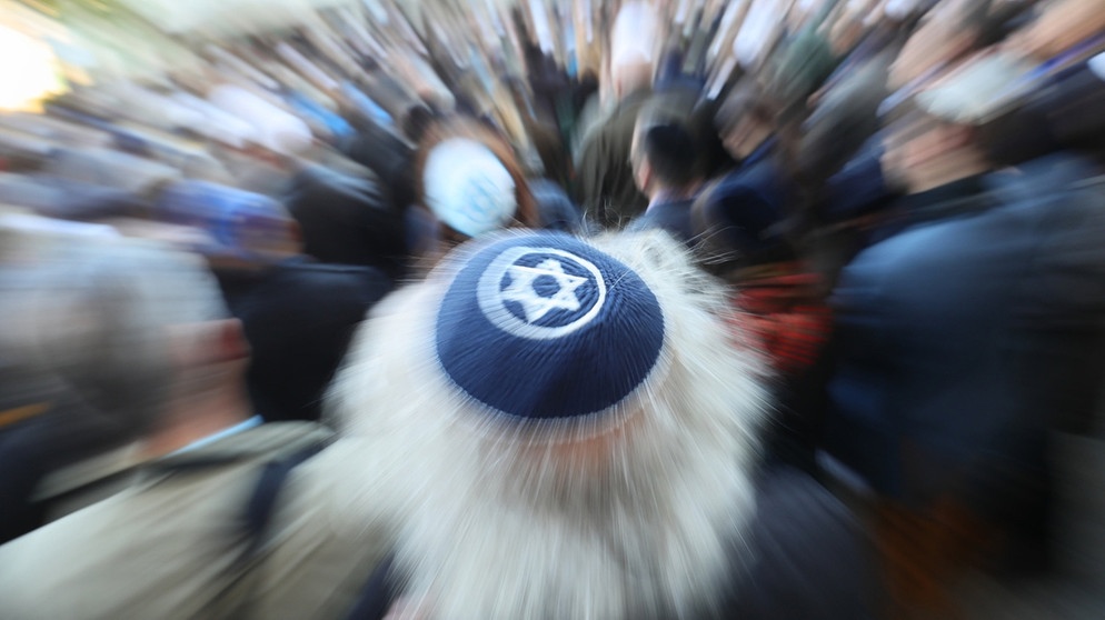 ARCHIV - 25.04.2018, Berlin: Ein Mann mit einer Kippa nimmt an der Solidaritätskundgebung "Berlin trägt Kippa" der Jüdischen Gemeinde zu Berlin teil. Die Ergebnisse einer vierjährigen Langzeitstudie zum Thema Verbreitung und Manifestation von Judenhass im Internet werden am Mittwoch bei einer Pressekonferenz an der TU Berlin vorgestellt. (zu dpa "Vorstellung der Studie «Antisemitismus 2.0 und die Netzkultur des Hasses» der TU Berlin" am 18.07.2018) Foto: Michael Kappeler/dpa +++ dpa-Bildfunk +++ | Bildquelle: dpa-Bildfunk/Michael Kappeler