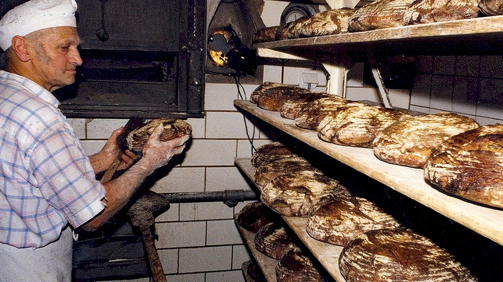 Die Grafmühle: Mühle und Bäckerei in einem. Familie Bauer bäckt aus ausgesuchtem, frisch gemahlenen Mehl hochwertiges, knusprig-frisches Holzofenbrot. | Bildquelle: BR