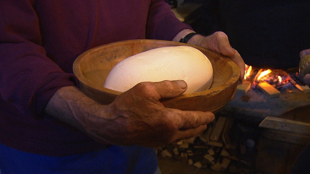 Durch das Rollen in der Schüssel bekommt die Butter ihre Form. | Bildquelle: BR/Rupert Heilgemeir