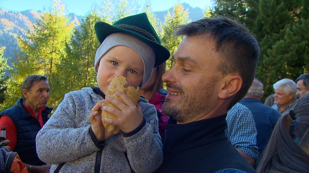 Die Luftkrapfen schmecken auch den Kleinen. | Bildquelle: BR/Zak Mairhofer