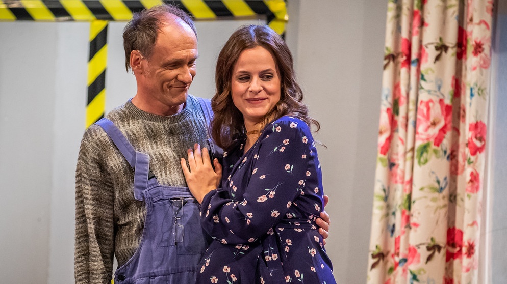 Vater Ferdinand Unterholzer (Armin Stockerer) und Tochter Veronika Unterholzer (Judith Peres). | Bildquelle: BR/Peter Kivovgrad