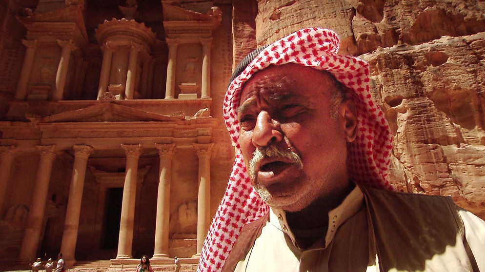 Petra, die Felsenstadt des Nabatäer-Reiches mit ihrer einzigartigen Architektur. Abu Lafi ist dort in einer Höhle geboren, und hat wie viele andere Nomaden in den monumentalen Grabkammern gelebt, die so schön vor der Hitze schützen. | Bildquelle: BR/SWR/Jürgen Killenberger