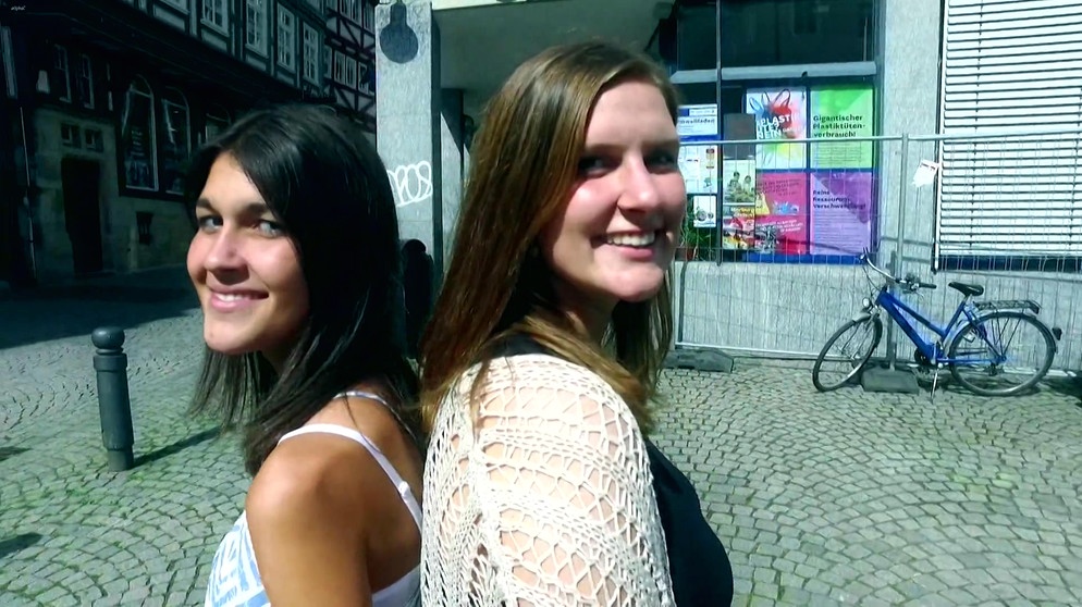 Zwei Studentinnen in der Unistadt Marburg | Bildquelle: BR