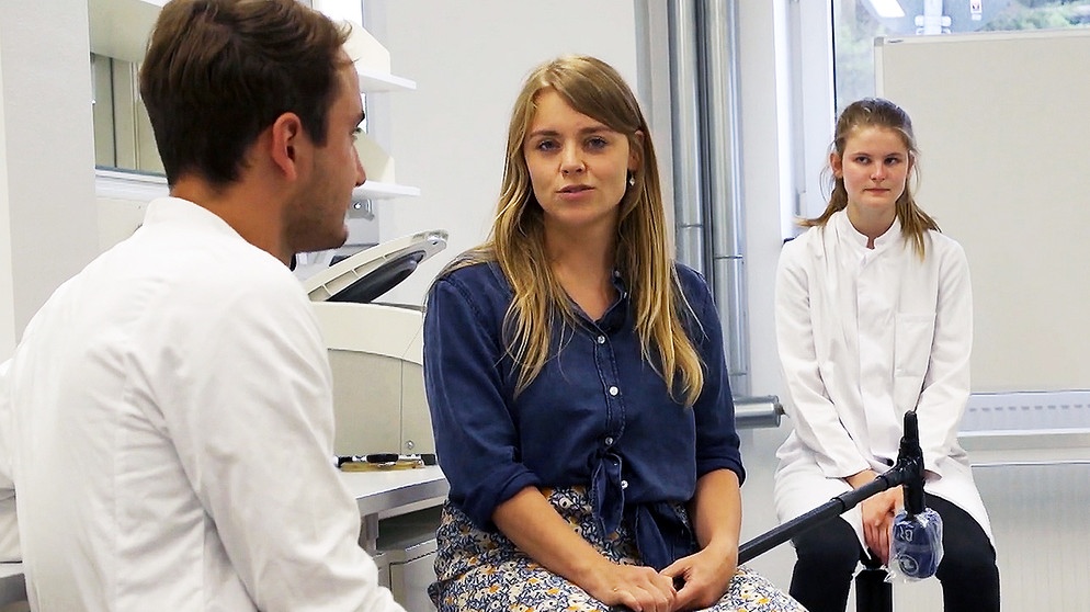 Sabine Pusch mit Medizinstudierenden an der Uni Augsburg | Bildquelle: Bayerischer Rundfunk