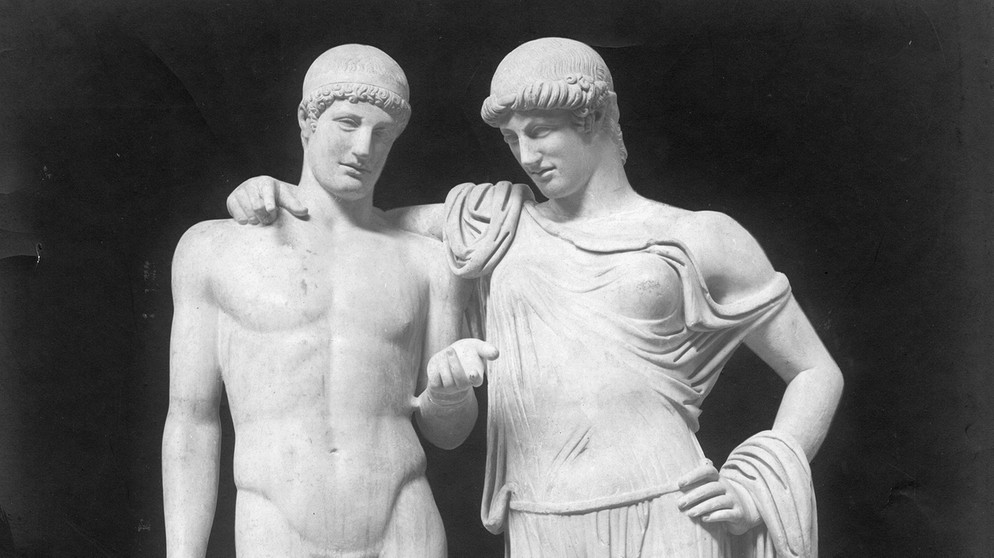 Griechische Skulptur aus Mamor "Orest und Elektra". | Bildquelle: picture-alliance/dpa