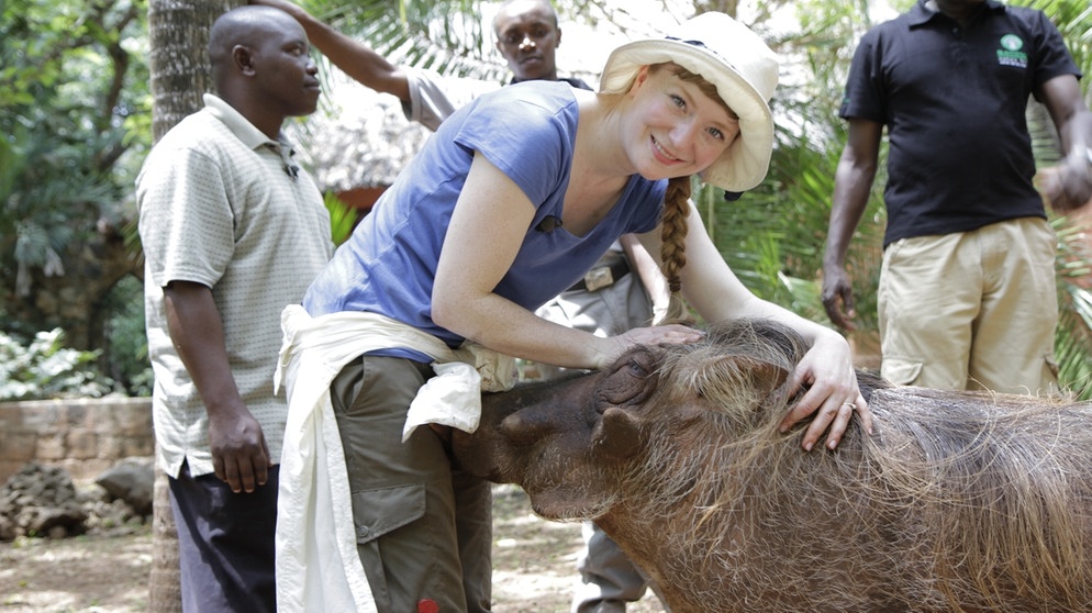 Piggy, das Warzenschwein | Paula mit Warzenschwein Piggy | Bildquelle: BR | Text und Bild Medienproduktion GmbH & Co. KG
