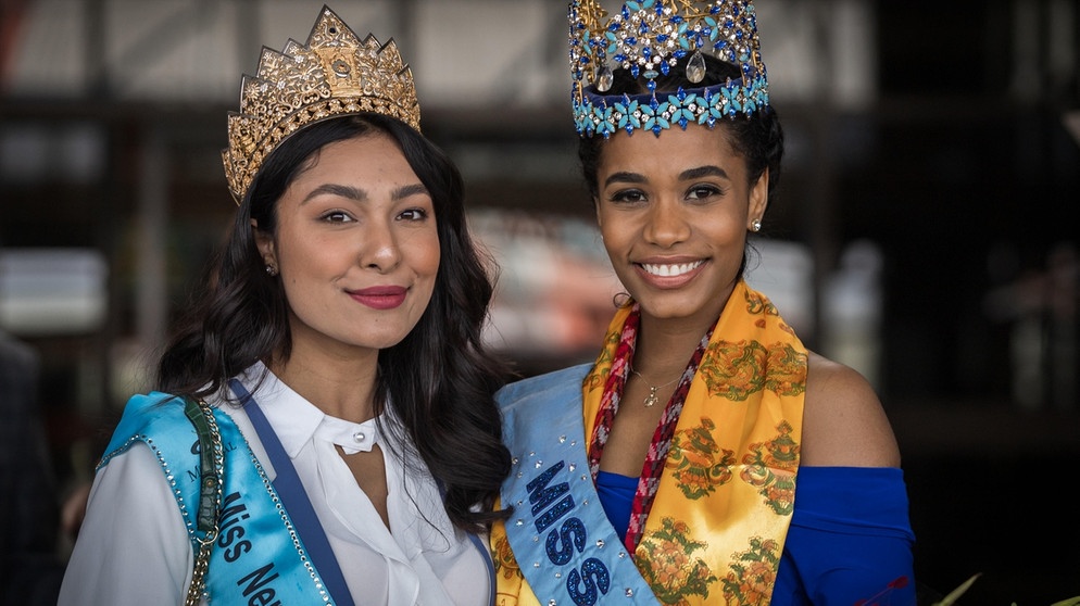 Nepal: Miss World 2019 Miss Jamaica Toni-Ann Singh (R) and Miss Nepal 2019 Anuskha Shrestha (L) | Bildquelle: picture-alliance/dpa