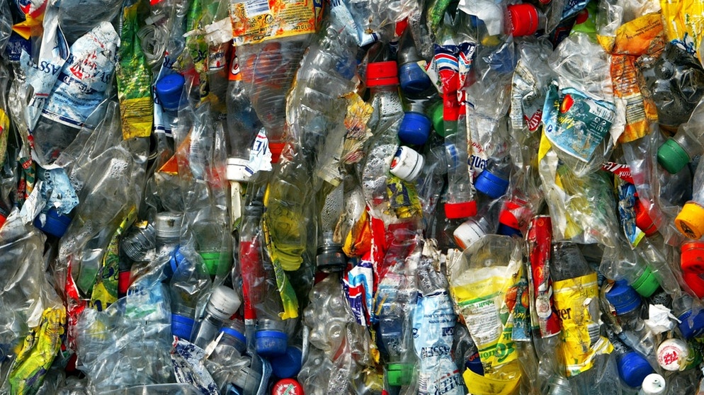 Plastikmüll aus PET Flaschen | Bildquelle: picture-alliance/ZB