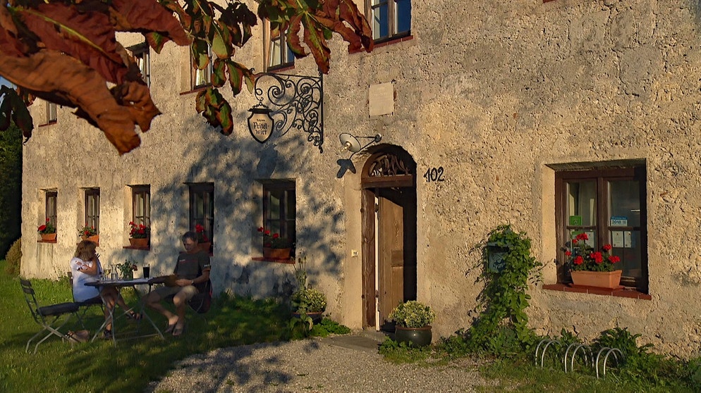 Der Einfirsthof aus Tuffstein mit der Adresse Pritzl 102 wurde 1856 errichtet - der Pritzlwirt an der Salzach. | Bildquelle: BR/Volker Gabriel