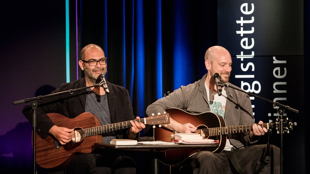 Hannes Ringlstetter (links) und Stephan Zinner während ihres Kabarett-Auftritts im Alten Kino in Ebersberg. | Bildquelle: BR/Fabian Stoffers