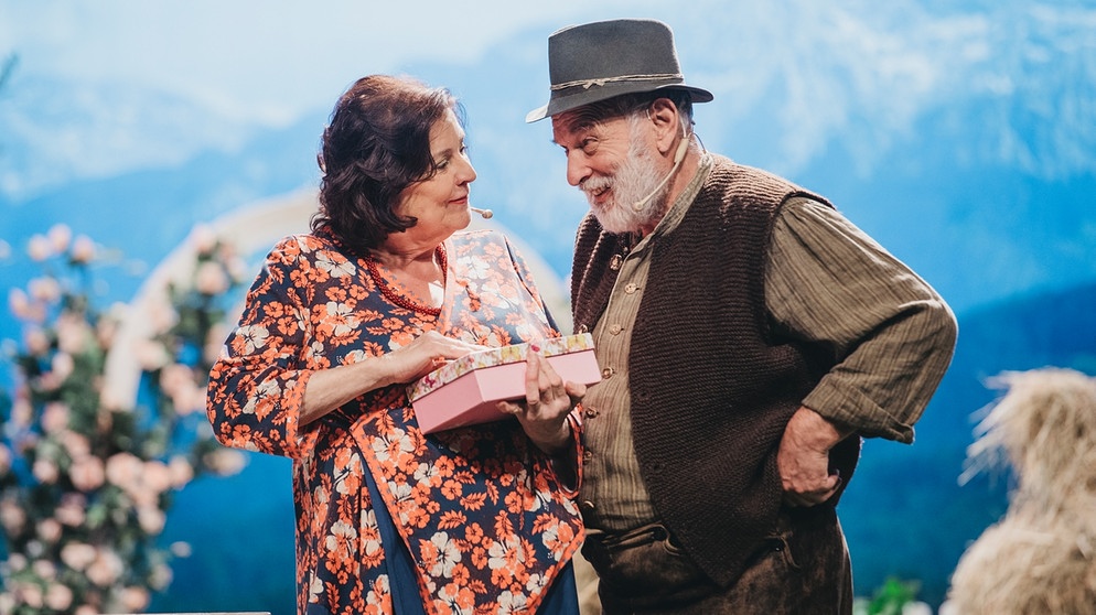 Der Komödienstadel - Rock 'n' Roll im Abendrot: Zwischen Silvia (Maria Peschek) und Wastl (Winfried Hübner) beginnt es zu knistern. | Bildquelle: Julia Müller