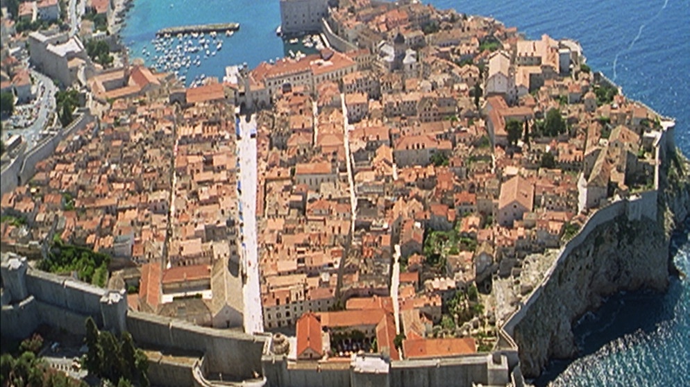 Luftaufnahme Historische Altstadt von Dubrovnik und dem alten Hafen.
| Bildquelle: BR/SWR