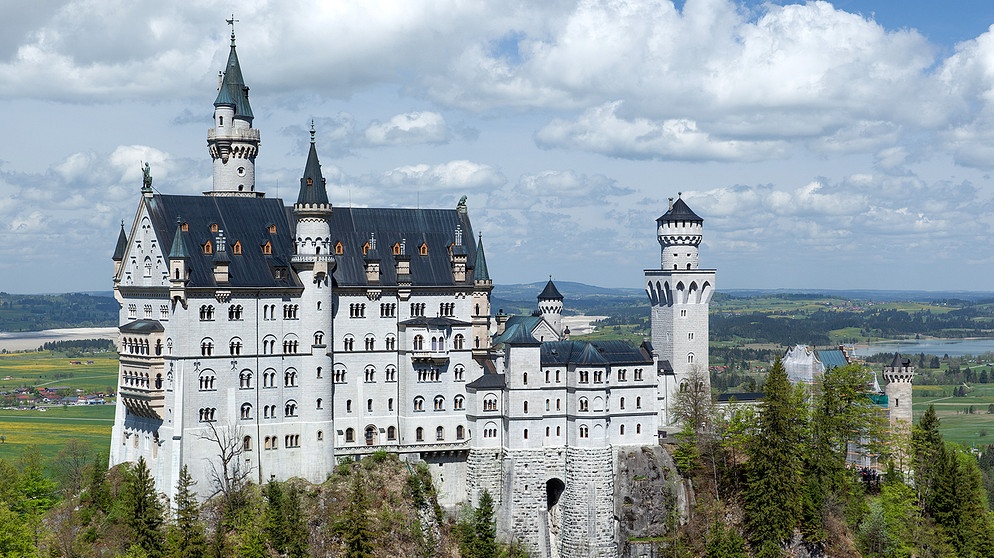 Blick auf die Südfassade des Schlosses Neuschwanstein in Bayern mit dem Forggensee im Hintergrund | Bildquelle: BR/Herbert Ebner