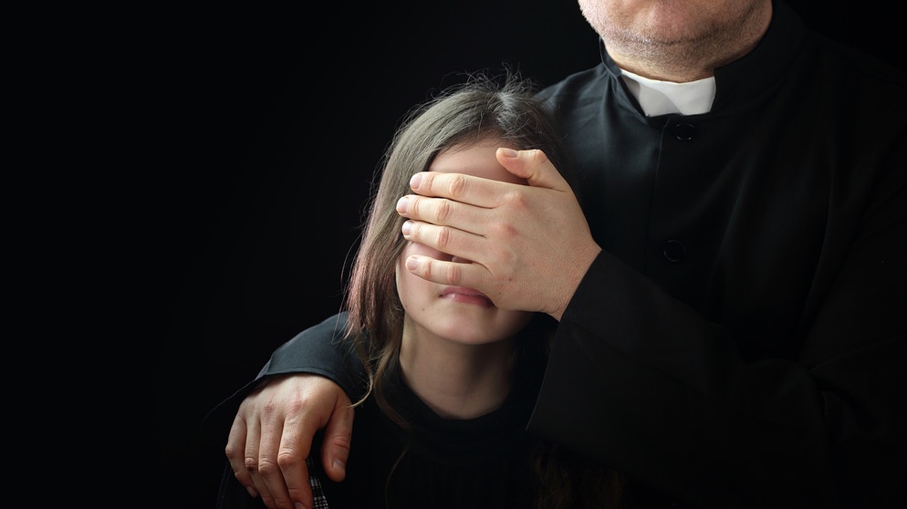 Priester hält Mädchen die Augen zu | Bildquelle: ARTE/BR/ECO Media TV-Produktion/Shutterstock.com/2021 ambrozinio