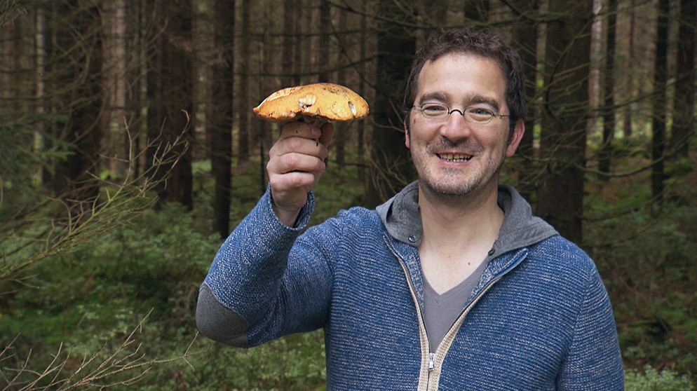 Der Gastwirt Thomas Puchtler aus Bischofsgrün sammelt Pilze für seine Gaststätte. | Bildquelle: BR