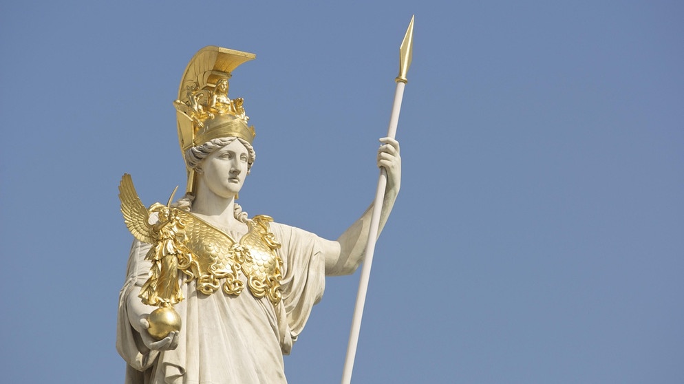 Statue der Pallas Athene, Göttin der Weisheit, Parlament in Wien. | Bildquelle: picture-alliance/dpa