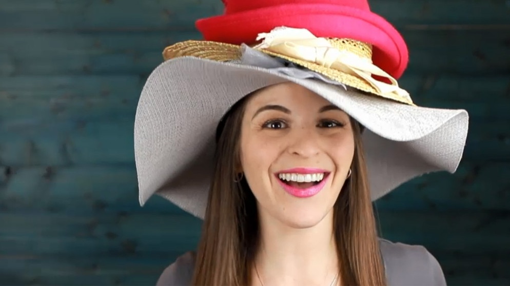 Dana Newman mit drei Hüten auf dem Kopf. | Bildquelle: BR