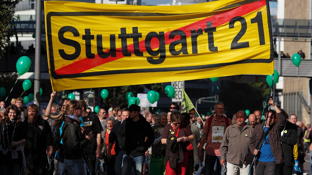 Demonstranten mit Transparent bei Stuttgart 21 Protestaktion, Stuttgart, Baden-Württemberg. | Bildquelle: picture alliance / imageBROKER | Simon Frohn