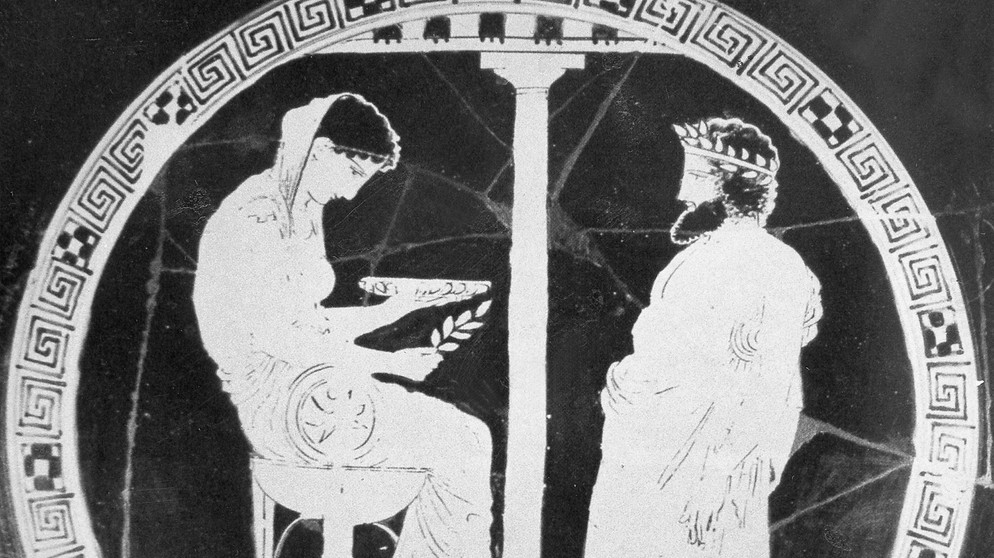 Themis verkündet den Orakelspruch an Aigeus. Antike Vase um 430 v. Chr.. | Bildquelle: BR